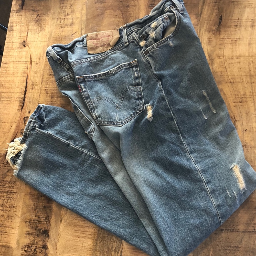 LEVIS RED TAG BUTTON FLY DISTRESSED JEANS!